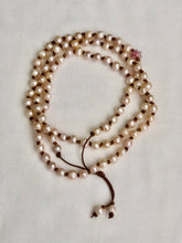 Load image into Gallery viewer, Necklace Snake in Blush Pearls 10mm